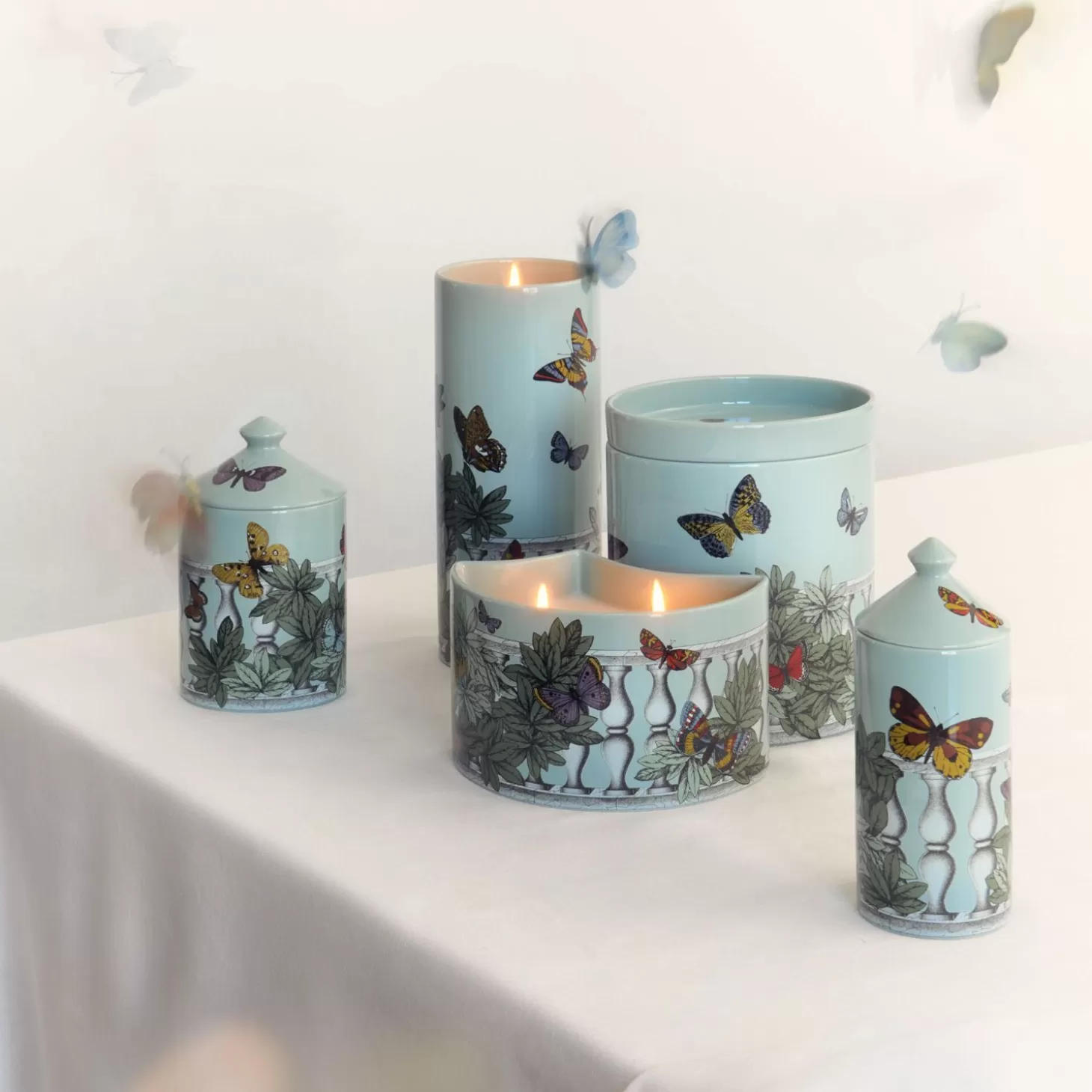 Fornasetti Candela Profumata Nel Vaso Nel Mentre - Decoro Farfalle E Balaustra - Fragranza Giardino Segreto^ Candele Profumate