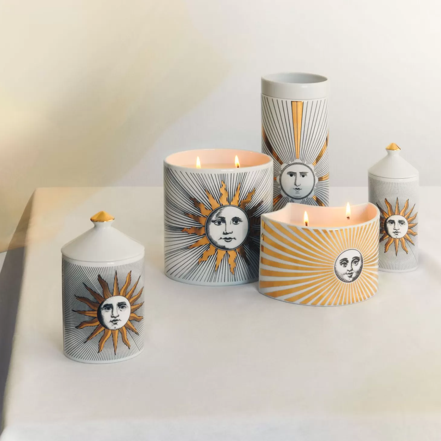 Fornasetti Candela Profumata Nel Vaso Nel Mentre - Soli Decor - Fragranza Immaginazione^ Candele Profumate